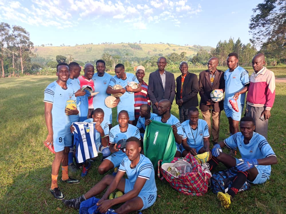 Sport verbindet: Übergabe gespendeter Sportsachen in Minziro